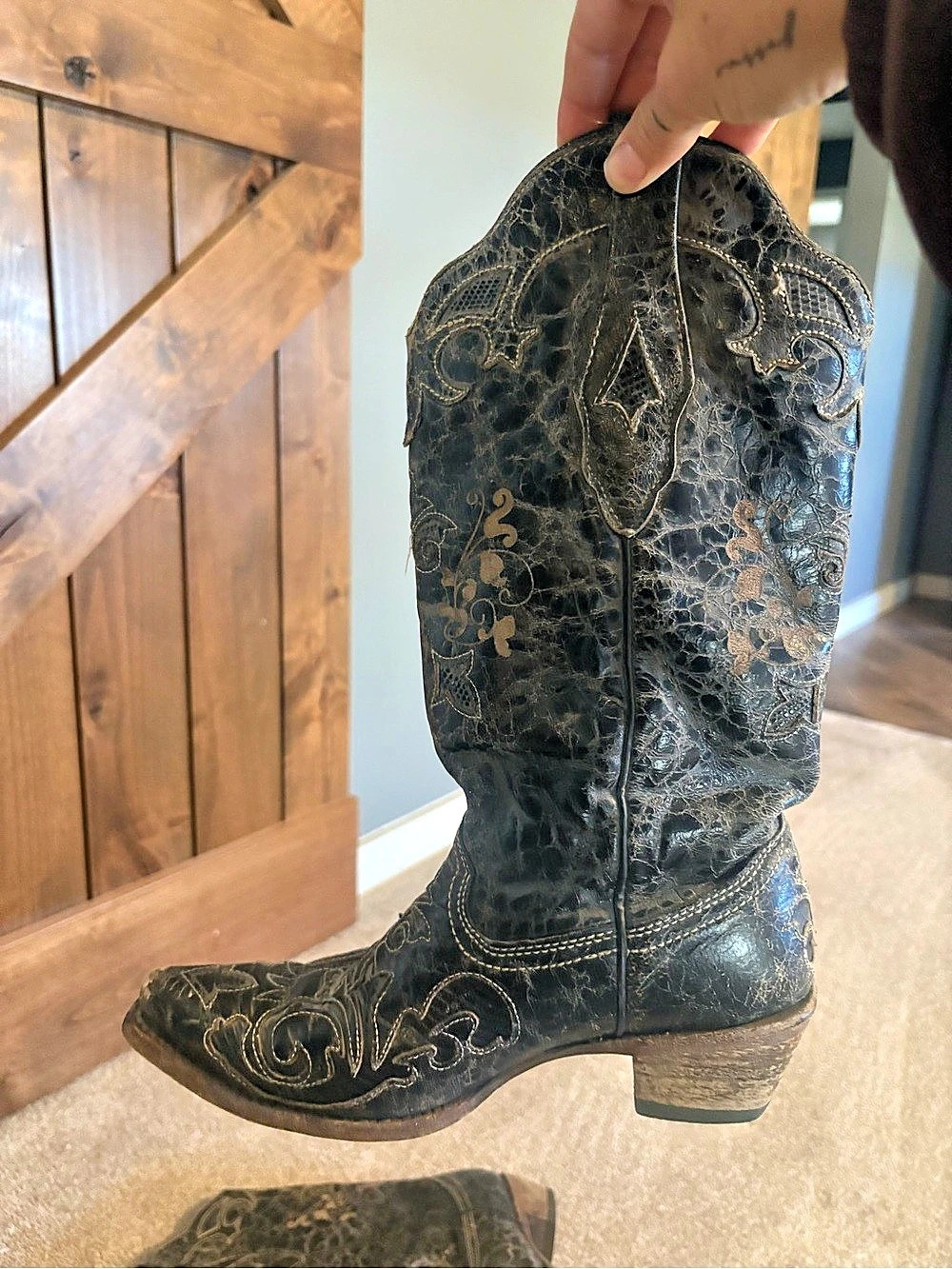 Corral Women's Black & Honey Floral Embroidery Snip Toe Western Boots